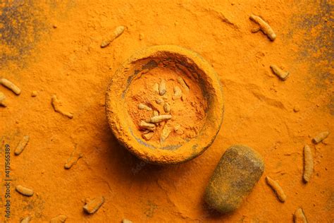 Foto De Woman Hand Powdering Indian Spices Turmeric Powder Stone Mortar