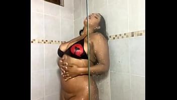 Danser Et Chanter Sous La Douche Seins Rebondissants Jupes Culottes Rebondissantes Xvideos