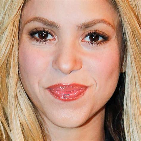 Shakira's Makeup Photos & Products | Steal Her Style