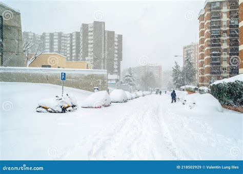 Les Rues De Madrid Recouvertes Des Plus Fortes Chutes De Neige Depuis