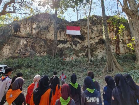 Bendera Merah Putih Raksasa Berkibar Di Tebing Gembul Tuban