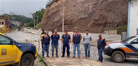 Defesa Civil interdita rua após princípio de deslizamento de terra no