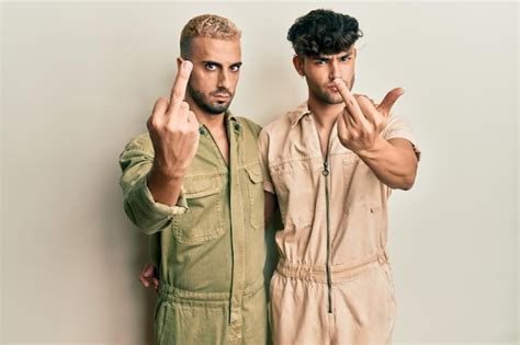Una Pareja Gay Homosexual De Pie Juntos Usando Un Mono Casual Que