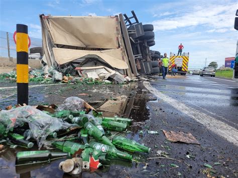 Caminhão carregado caixas de cerveja tomba na Rodovia do Contorno