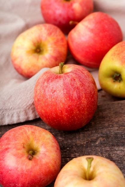 Manzanas Rojas Frescas En Una Mesa De Madera Foto Gratis