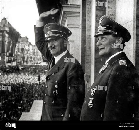 Adolf hitler in uniform fotografías e imágenes de alta resolución