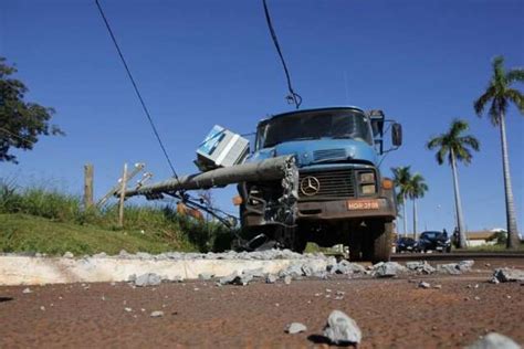 Caminhão Perde Freio E Bate Em Poste Perto Da Avenida Afonso Pena