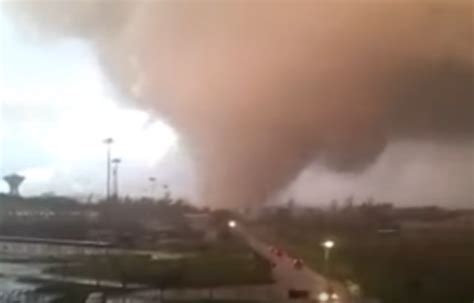 Les Images Impressionnantes De La Tornade Qui S Est Abattue Pr S De