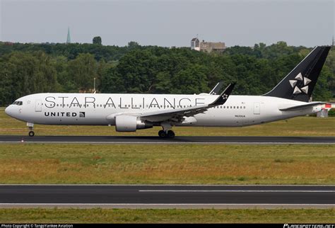 N Ua United Airlines Boeing Er Wl Photo By Tangoyankee