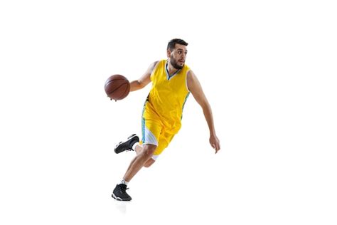 Retrato del hombre jugador de baloncesto profesional formación bola