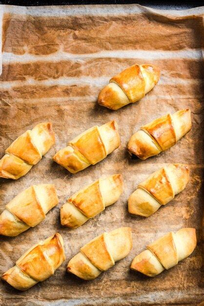 Croissants de pastelería francesa recién horneados o panecillos en una