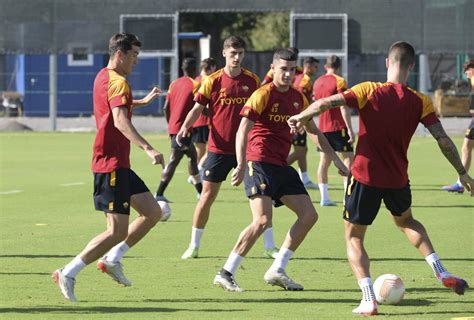 Trigoria Roma In Campo Per Preparare La Sfida Contro Il Betis Foto