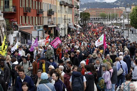 Visão MIlhares de pessoas voltam às ruas francesas contra aumento da