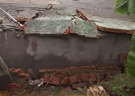 Muro Desaba Sobre Casa E Quase Soterra Fam Lia Durante Temporal Em Manaus