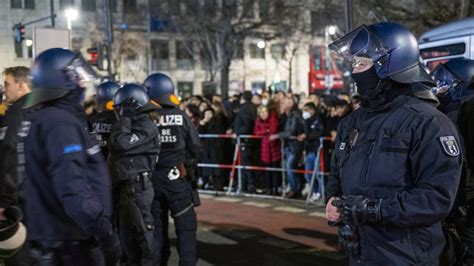 La Police Berlinoise Nettement Plus Dagressions Contre Les Forces De