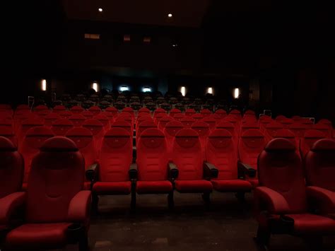 The Naked Gun Cinemascenen