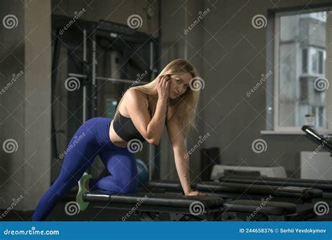 Sexy Jeune Femme Blonde Dans La Salle De Gym Exercices De Remise En