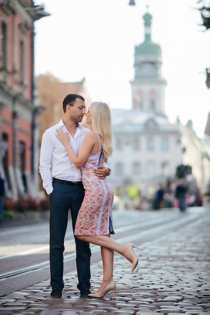 Sonriente Pareja De Enamorados Al Aire Libre Foto Premium