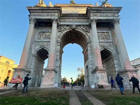 Attivisti Di Ultima Generazione Imbrattano L Arco Della Pace Di Milano