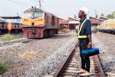 Técnico ingeniero de máquinas africano con casco arboledas y chaleco