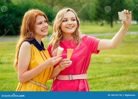 Twee Vriendinnen Mooie Jonge Gember Roodhead Vrouw In Een Gele Jurk En Blonde Vrouwtje In Een
