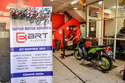 Pemerintah Naikkan Subsidi Konversi Motor Listrik Jadi Rp Juta