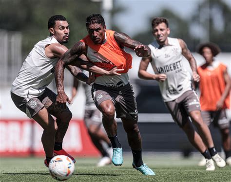 Paulinho e Matheus França em atividade proposta no treino de domingo