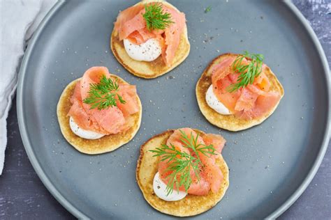 Blinis med laks og rødløg Nem opskrift på forret med røget laks