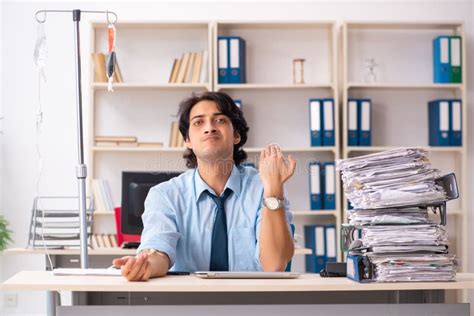 El Empleado De Sexo Masculino Joven En Concepto De La Transfusi N De