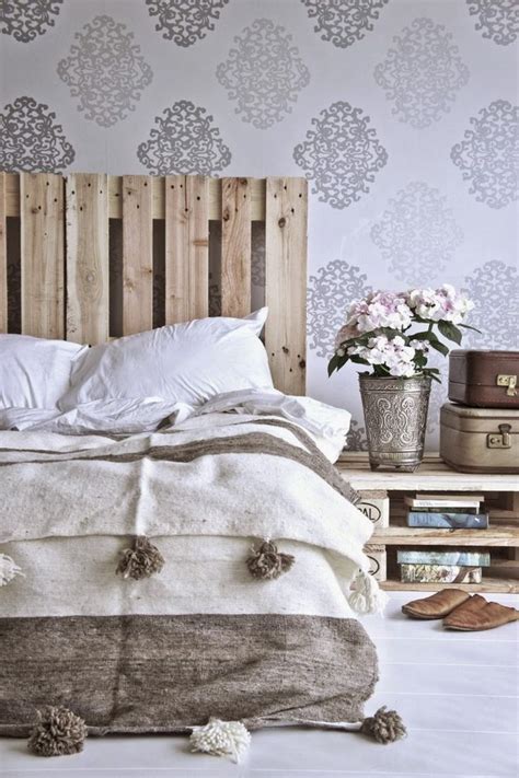 Bedroom Inspirations: vintage wallpaper