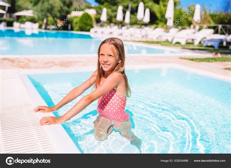 Liebenswertes Kleines Mädchen Schwimmt Im Freibad Stockfotografie Lizenzfreie Fotos © D