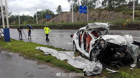 广西防城港发生一起小汽车追尾大货车交通事故，致5人死亡直击现场澎湃新闻 The Paper