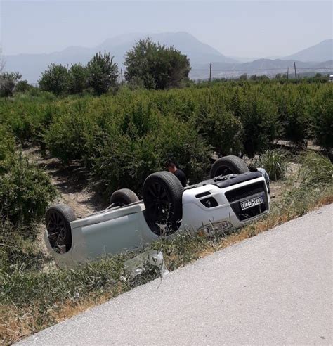 Takla atan otomobil şarampolde ters döndü 2 yaralı