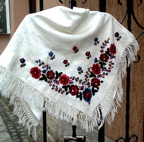 Pin on шляпки,головн. уборы | Embroidery book, Handwork embroidery ...