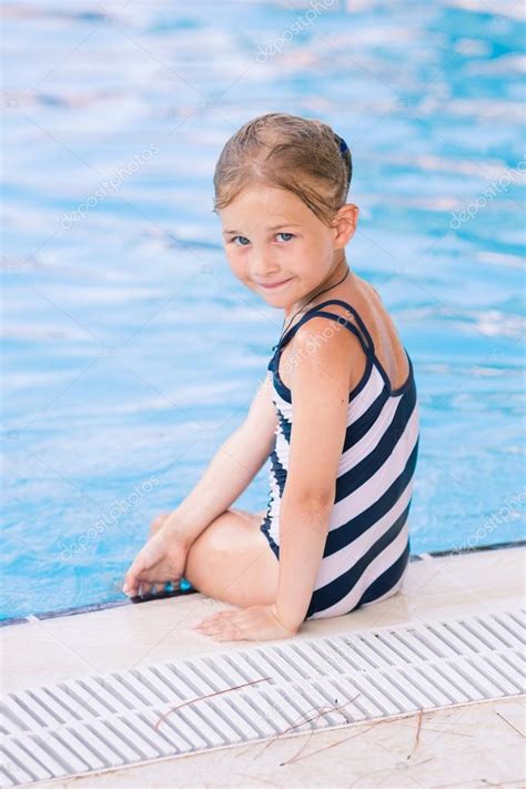 Niedliche Kleine Mädchen Im Schwimmbad — Stockfoto © Len44ik 50303745