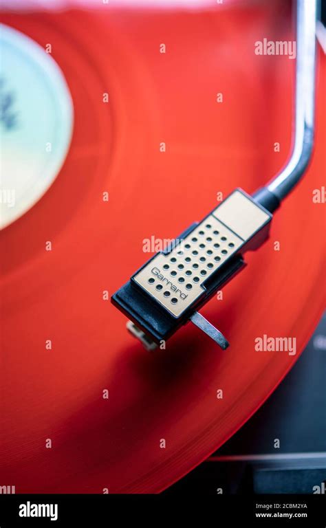 Disco de vinilo tocando en un tocadiscos fotografías e imágenes de alta