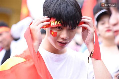 Lê Đức Hot boy trường Y gây chú ý khi xuất hiện trên khán đài cổ vũ Olympic Việt Nam cùng