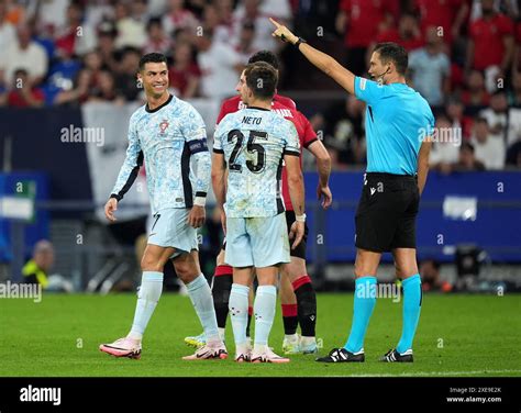 Le Portugais Cristiano Ronaldo Regarde L Arbitre Sandro Scharer Lors Du