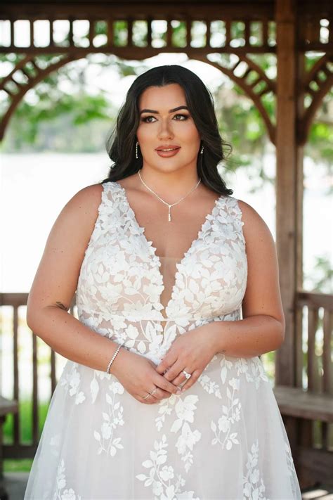 Charming Lace And Tulle Plus Size A Line Wedding Dress With Shoulder Straps