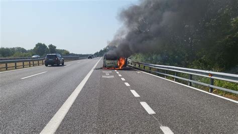 Moncalieri Auto Divorata Dalle Fiamme Sulla Sopraelevata Intervento