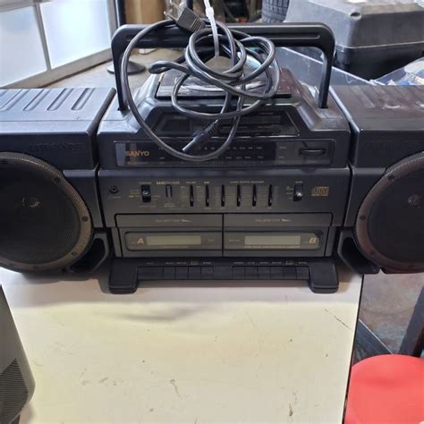 Sanyo Bass Xpander Ghetto Blaster And Sansui Tv Vcr Combo