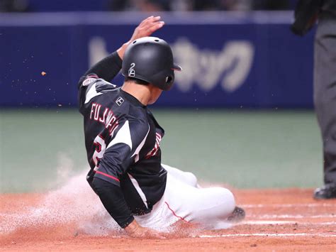 3回1死一、三塁、中村の逆転となる中越え2点適時二塁打で、一塁走者・藤原は本塁に滑り込み生還する（撮影・椎名 航） ― スポニチ