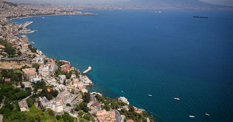 Terremoto A Napoli Sciame Sismico In Corso Scene Di Terrore E Gente