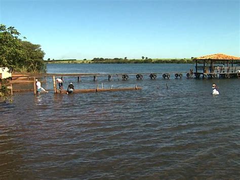 G Homem Morre Afogado Ap S Barco Afundar Em Rio Em Miguel Polis Sp