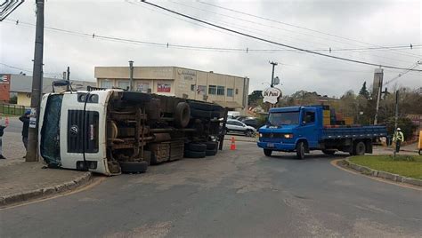 Caminh O Tomba Em Rotat Ria Do Santa C Ndida E Bloqueia Tr Nsito