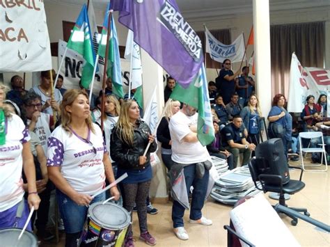 Escándalo en Bahía Al intendente Gay lo taparon de protestas y tuvo que suspender su discurso