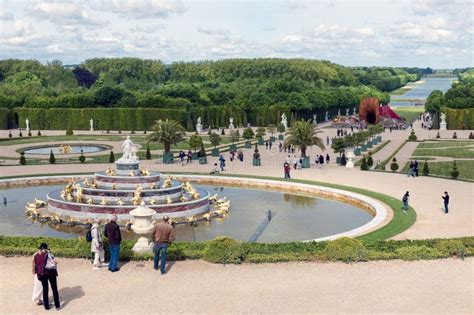 Visitantes En El Palacio Versalles Del Jardín Con La Estatua Y La