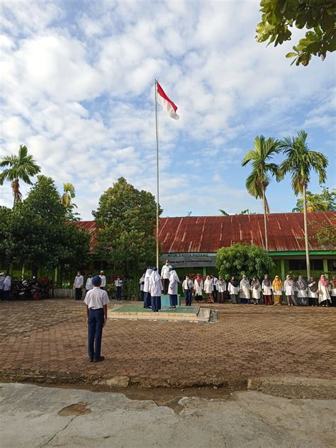 Upacara Bendera Senin Dengan Pelaksana Kelas 8 1 MTsN 3 Kota Padang