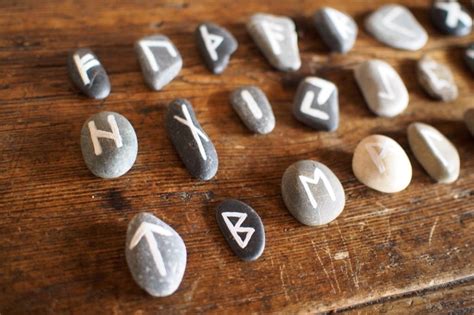 Les Runes Sont Un Vieil Alphabet Nordique Utilis Pour Faire Des