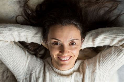 Femme D âge Moyen Allongée Sur Le Sol Dans Une Cabine En Bois Souriante